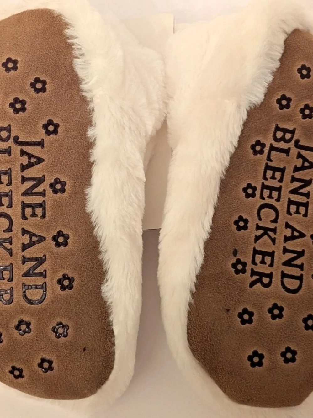 Jane and Bleecker White Faux Fur Slipper Socks NWT Women's M/L